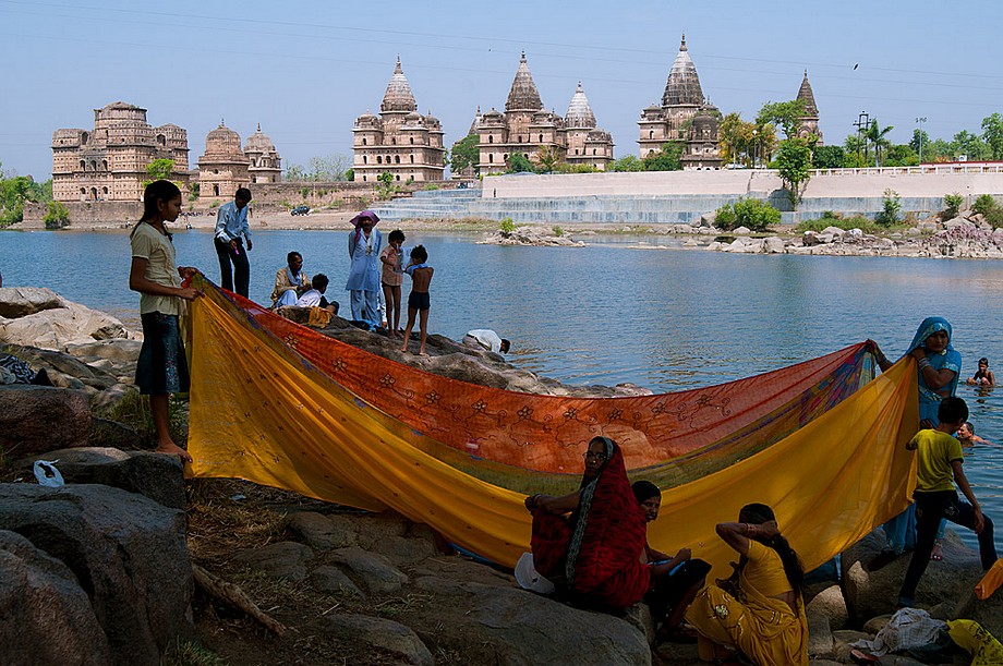 Orchha - pranie w rzece Betwa, w tle Chhatris i Cenotaph (Indie 2010 - zabytki i inne miejsca)